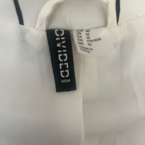 Women’s white and‎ black, collarless, notched lapels, blazer - Picture 5 of 6